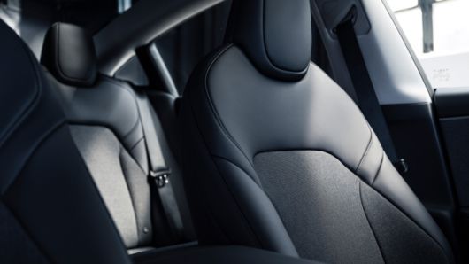 모델 3 스탠다드는 뒷좌석 8인치 스크린, 뒷좌석 열선 등 편의장비를 삭제하고, 패브릭 시트와 18인치 휠 등을 적용해 가격을 낮췄다./테슬라