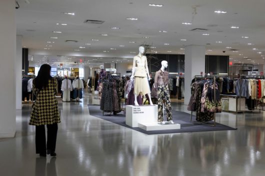 13일(현지시간) 찍은 미국 뉴욕 5번가의 삭스 백화점 내부 모습./AFP·연합