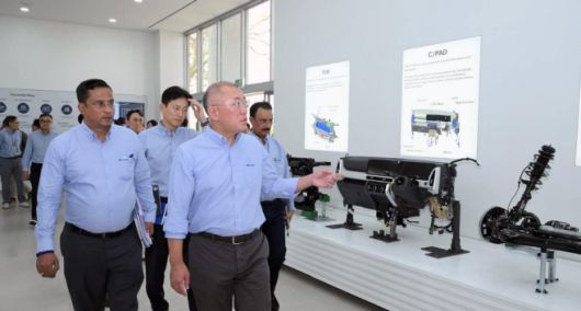 정의선 회장이 현대차 인도 푸네공장에서 임직원들과 함께 자동차 부품을 점검하고 있다./현대차그룹