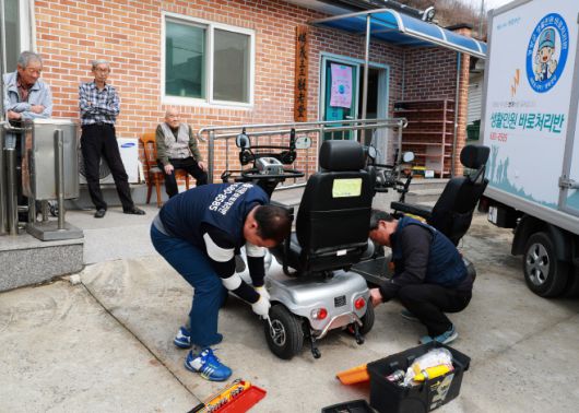 영양군 생활민원 바로처리반이 몸이 불편한 어르신의 이동수단인 전동차를 수리하고 있다./영양군