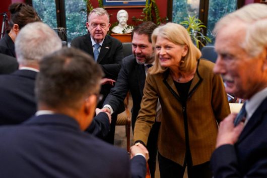 덴마크 외무장관 라르스 뢰케 라스무센 덴마크 외무장관(가운데)과 비비안 모츠펠트 그린란드 외무장관이 14일(현지시간) 미국 워싱턴 D.C.의 앵거스 킹 무소속 상원의원(메인주) 사무실에서 리사 머코스키 공화당(알래스카주)·루벤 갈레고 민주당(애리조나주) 상원의원들과 악수를 나누고 있다./로이터·연합