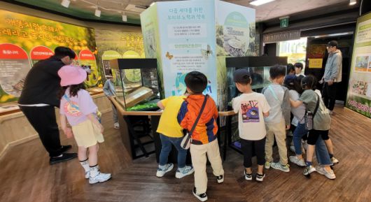 어린이들이  창녕우포곤충나라을 하고 있다. /창녕군