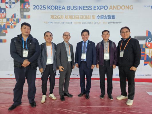 박종범 월드옥타 회장(오른쪽 세번째)이 지난해 4월 28일 안동국제컨벤션센터에서 열린 제26차 세계대표자대회 및 수출상담회에 참석한 수출 경제인들과 기념촬영을 하고 있다. /월드옥타