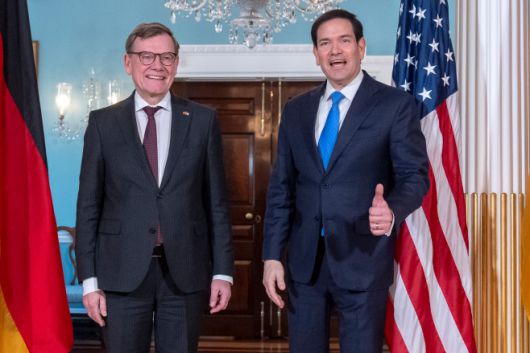 마코 루비오 미국 국무부 장관(오른쪽)이 12일(현지시간) 워싱턴 D.C. 국무부에서 요한 바데풀 독일 외무장관과의 회담에 앞서 기념사진을 찍고 있다./AP·연합