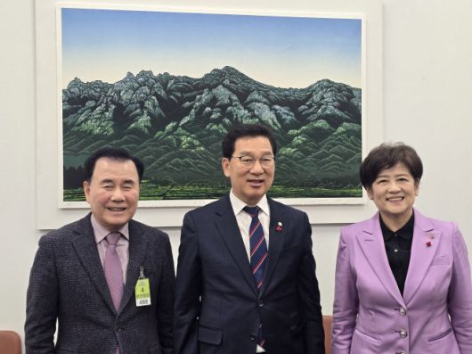 김지철 충남교육감(왼쪽)이 14일서울 국회를 방문해 충남·대전 행정통합 관련 간담회를 끝내고 기년촬영했다.