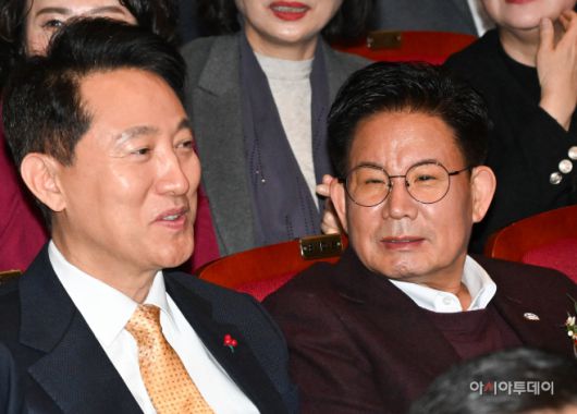 지난 7일 열린 마포구 신년인사회에 참석한 오세훈 서울시장(왼쪽)과 박강수 마포구청장(오른쪽)이 대화를 나누고 있다./정재훈 기자