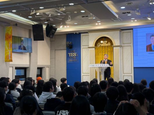 홀리씨즈교회 교회학교(HSS)는 지난 14일 서울 서초구 방배동의 홀리씨즈교회 비전홀에서 이영진 전 헌법재판관을 초청해 청소년들을 대상으로 ‘헌법재판과 기본권 보호’라는 주제의 특강을 개최했다. 학생들이 이영진 전 헌법재판관의 강연을 경청하고 있다. / 사진=홀리씨즈교회