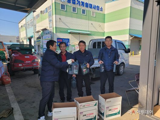 아산시농업기술센터 농업기계 임대사업소에서 농기계 폐오일 수거 후 새 엔진오일을 지급하고 있다. /아산시