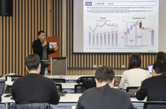 양진수 현대차그룹 HMG경영연구원 모빌리티산업연구실장이 16일 서울 서초구 자동차회관에서 열린 한국자동차기자협회 신년 세미나에서 발표를 하고 있다./한국자동차기자협회