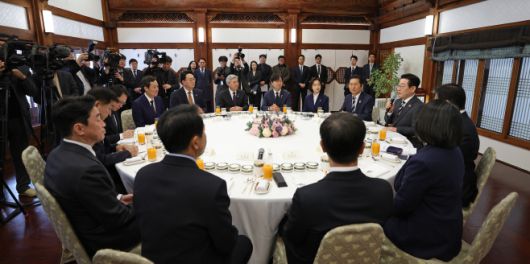 이재명 대통령이 16일 청와대 상춘재에서 열린 정당 지도부 초청 오찬에서 발언하고 있다. 이날 행사에 국민의힘 지도부는 불참했다. /연합뉴스