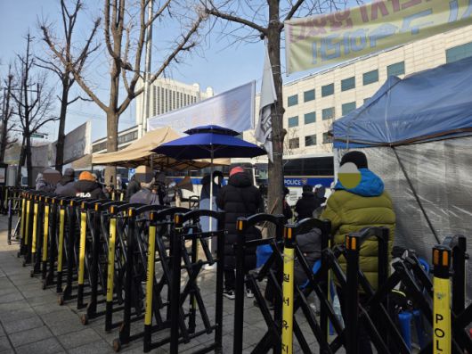16일 오후 3시께 서울중앙지법 서문 앞에서 윤석열 전 대통령의 유죄 판결을 촉구하는 이들의 모습/손승현 기자