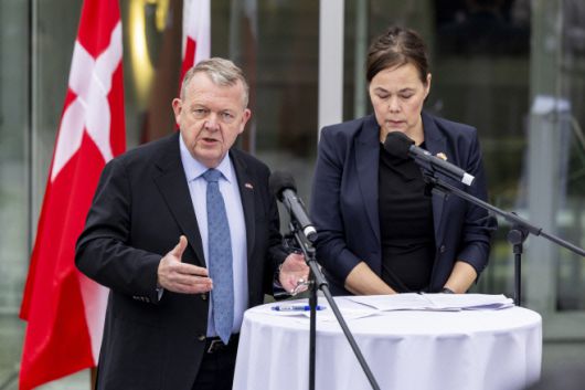 라르스 뢰케 라스무센 덴마크 외무장관(왼쪽)·비비안 모츠펠트 그린란드 외무장관이 14일(현지시간) 미국 워싱턴 D.C.의 덴마크 대사관에서 이날 백악관에서 진행된 J.D. 밴스 미국 부통령·마코 루비오 국무부 장관과의 협상에 관해 설명하고 있다./EPA·연합