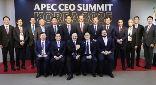 김정관 산업통상부 장관(앞줄 오른쪽 두번째)이 2025년 10월 29일 경북 경주시 예술의 전당에서 하워드 러트닉 미국 상무부 장관(가운데)과 이재용 삼성전자 회장(뒷줄 왼쪽 여섯번째)·정의선 현대자동차그룹 회장(네번째)·최태원 SK그룹 회장(다섯번째)·구광모 LG그룹 회장(세번째) 등 국내 주요기업 최고경영자(CEO)가 참석한 가운데 열린 서밋 비즈니스 라운드테이블에 참석, 기념사진을 찍고 있다./산업통상부 제공