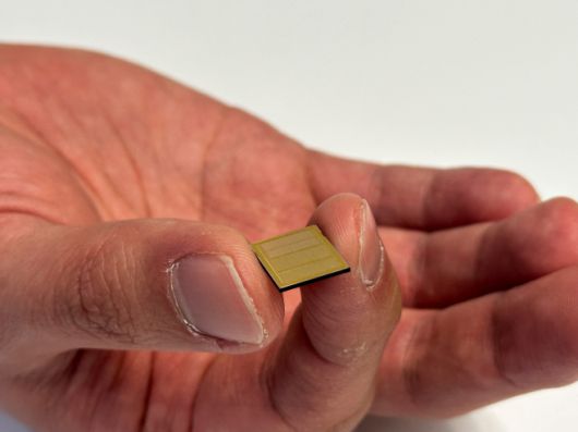 미국 캘리포니아주 샌프란시스코의 로이터통신 사무실에 전시된 SK하이닉스의 고대역폭 메모리 칩(HBM4)으로 13일(현지시간) 찍은 사진./로이터·연합