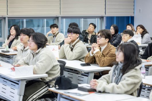 학생들과 선생님들이 SKT의 개인정보 보호 교육을 경청하는 모습./SK텔레콤