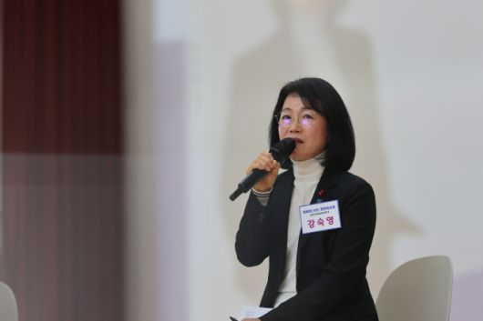 강숙영 김대중재단 탄소중립위원회 위원장이 지난 17일 '엄마 학교 다녀오겠습니다.' 북콘서트를 열고 인사말을 하고 있다./강숙영 위원장