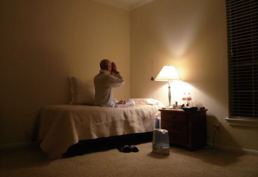 암 투병 중에 침상에 예불하는 법정스님. 전시회에서 처음으로 공개된 사진이다./제공=사단법인 맑고 향기롭게