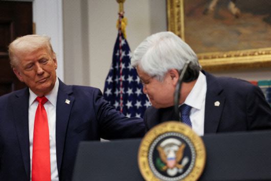 도널드 트럼프 미국 대통령(왼쪽)이 2025년 3월 3일(현지시간) 백악관 루스벨트룸에서 향후 4년간 미국 반도체 공장에 1000억달러를 추가 투자할 것이라고 발표하는 웨이저자(魏哲家) TSMC 최고경영자(CEO)를 격려하는 듯한 제스처를 하고 있다./로이터·연합뉴스