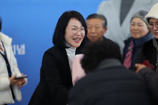 강숙영 김대중재단 탄소중립위원회 위원장이 지난 17일 '엄마 학교 다녀오겠습니다.' 북콘서트를 열고 참석하신 내빈들과 인사를 하고 있다./강숙영 위원장