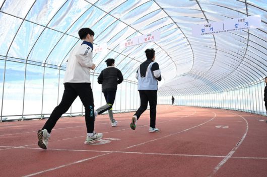 의정부종합운동장 육상트랙 비닐막./의정부시