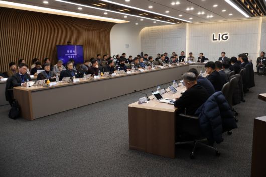 20일 LIG넥스원 판교하우스에서 방위사업청,LIG넥스원,합동참모본부, 공군, 국방과학연구소, 국방기술품질원 관계자들이 참석한 가운데 전자전기(Block-I) 체계개발 사업 착수회의가 열리고 있다. /방위사업청