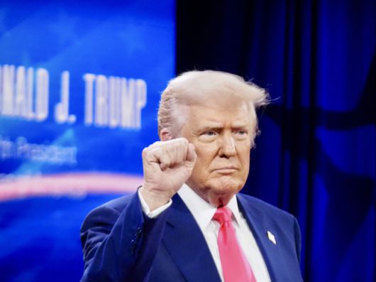 도널드 트럼프 미국 대통령이 2025년 6월 22일(현지시간) 미국 워싱턴 D.C. 근교 메릴랜드주 옥슨힐의 게이로드 내셔널 리조트 앤드 컨벤션센터에서 열린 미국 보수정치행동회의(CPAC) 연례행사에서 연설하고 있다./하만주 워싱턴 특파원