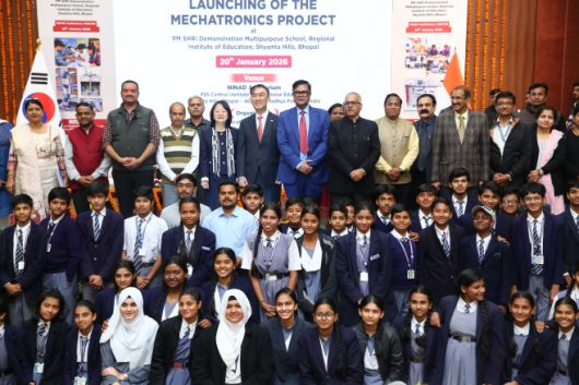 20일(현지시간) 인도 마디아프라데시주 보팔(Bhopal)에서 열린 '인도 직업기술교육 역량강화사업' 착수보고회에서 이성호 주인도대한민국대사(맨 뒷줄 왼쪽 일곱 번째)과 산제이 쿠마르 인도 교육부 차관, 다목적 시범학교 학생 및 교직원, 사업관계자들이 기념촬영하고 있다. /코이카