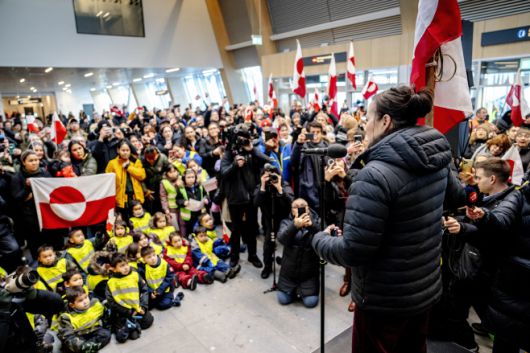 도널드 트럼프 미국 대통령의 그린란드 '매입' 주장을 논의하기 위해 미국 워싱턴 D.C.와 벨기에 브뤼셀을 방문했던 비비안 모츠펠트 그린란드 외무장관이 그린란드 뉴크 공항에 도착해 기자들과 환영객 앞에서 연설하고 있다./EPA·연합