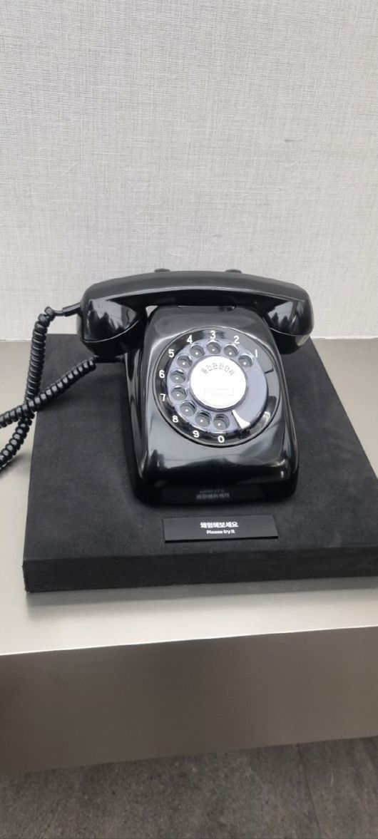 손가락을 넣어 다이얼을 돌리는 방식의 전화기. 젠지 세대들은 수화기를 드는 체험 조차 새롭다. /안소연 기자