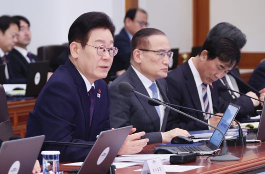 이재명 대통령이 22일 청와대에서 열린 수석보좌관회의에서 발언하고 있다. /연합