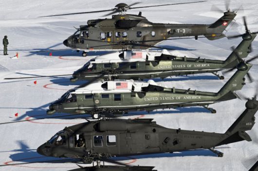 도널드 트럼프 미국 대통령이 21일(현지시간) 스위스 다보스에서 열린 세계경제포럼(WEF) 연차총회에 참석하는 동안 미군 헬기들이 대기하고 있다./AFP·연합