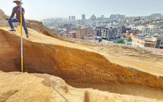 후백제 최초 실물유적 종광대 토성의 단층 측정 장면./전주시