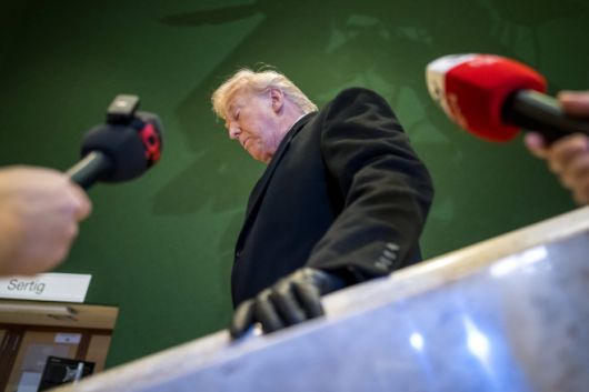 도널드 트럼프 미국 대통령이 21일(현지시간) 스위스 다보스에서 열린 세계경제포럼(WEF) 연차총회 회의장을 떠나고 있다./AFP·연합