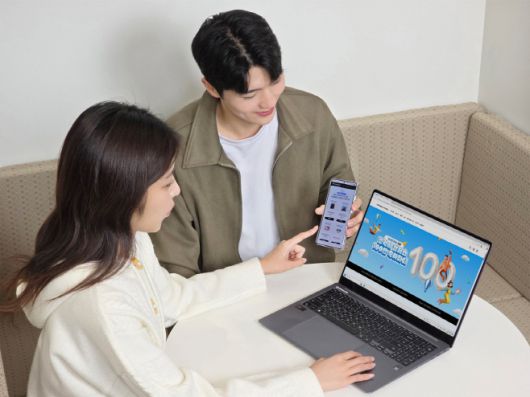 삼성전자 공식 교육 할인몰 '갤럭시 캠퍼스'에서 진행하는 '갤럭시 캠퍼스 100만 축하파티' 이벤트에 참여하는 모습./삼성전자