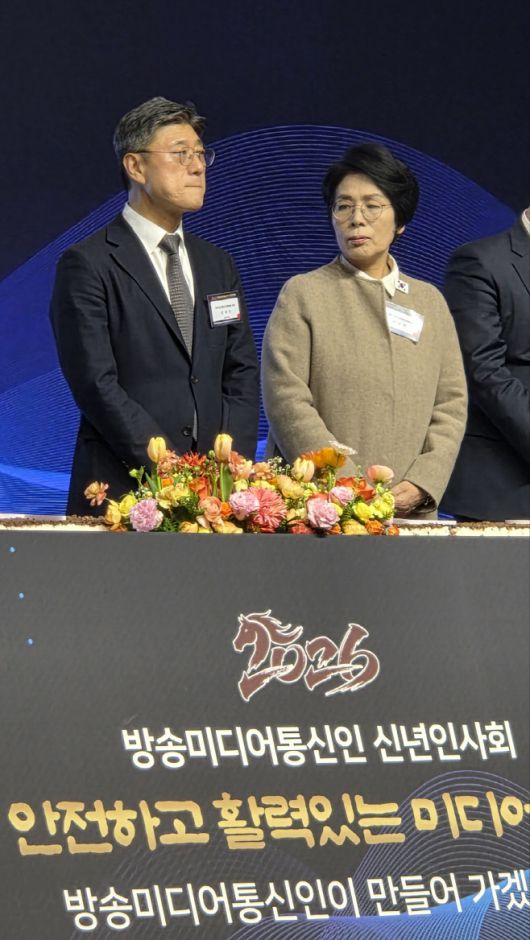 행사에 참석한 정재헌 CEO(왼쪽)와 최민희 위원장./김영진 기자