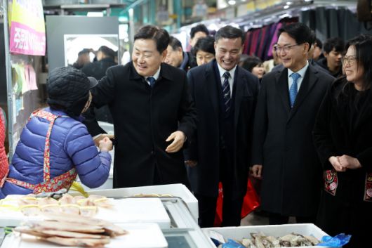 김관영 전북도지사(왼쪽 첫번째)가 심덕섭 고창군수(세번째), 조민규 고창군의장(두번째)과 고창전통시장을 방문해 지역경제 상황을 점검하면서 상인과 환하게 웃으면서 이야기를 나누고 있다. /고창군