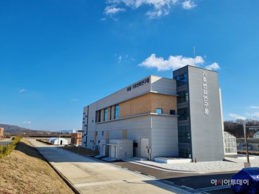 전북 완주군 소재 농촌진흥청 국립농업과학원에 마련된 '기후변화연구동' 전경. /정영록 기자