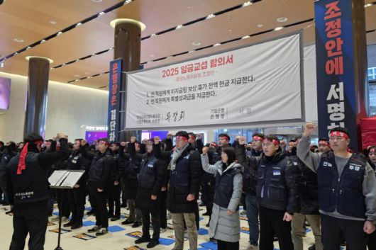 IBK기업은행 노조와 금융노조 조합원들이 23일 오전 서울 중구 IBK기업은행 본점 로비에서 장민영 신임 기업은행장의 출근 저지 집회를 열고 있다. /유수정 기자