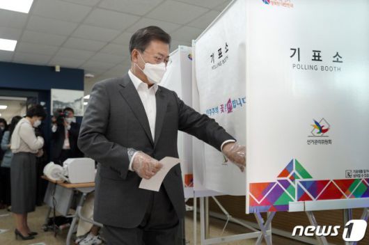 문재인 대통령이 2일 서울 종로구 삼청동주민센터에 마련된 2021 재·보궐선거 사전투표소에서 서울시장 보궐선거 사전투표를 위해 기표소로 들어서고 있다. 2021.4.2 © News1