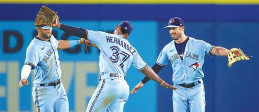 19일 미국 플로리다주 더니든 TD 볼파크에서 열린 보스턴과의 안방경기에서 8-0으로 이긴 뒤 토론토 외야수 삼총사 루르데스 구리엘 주니어, 테오스카르 에르난데스, 랜들 그리척(왼쪽부터)이 새가 날개를 펼쳐 보이는 듯한 세리머니로 기쁨을 나누고 있다. 세 선수가 합계 8안타를 치는 등 토론토는 이날 18안타를 터뜨리며 선발 전원 안타를 기록했다. 더니든=AP 뉴시스