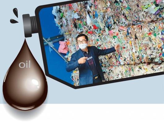 18일 인천 에코크레이션 공장에서 전범근 에코크레이션 대표가 폐플라스틱 열분해유로 탈바꿈할 폐비닐 쓰레기더미를 가리키고 있다. 인천=곽도영 기자 now@donga.com