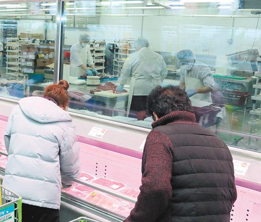 14일 오후 서울 노원구 이마트 트레이더스 월계점의 축산 코너. 통유리를 통해 고객들은 고기를 소분하는 과정을 직접 보고 구매할 수 있다. 이마트 트레이더스 제공