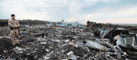 2014년 7월 우크라이나 동부 돈바스 상공에서 친러시아 반군이 격추한 말레이시아항공 소속 민항기  ‘MH17’의 잔해. 이로 인해 298명이 숨졌고 격추에 러시아제 미사일이 쓰였음이 드러났는데도 친러 반군은 책임을 인정하지 않고  오히려 정부군 탓이라고 주장했다. 트위터 화면 캡처