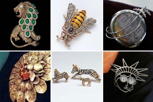 뉴욕 아트디자인 박물관에 전시된 올브라이트 장관의 브로치들. 보석으로서의 가치는 크지 않지만 미국 외교사에 남는 상징적인 장식물이라는 평가를 받고 있다. 뉴욕 아트디자인 박물관(MAD) 홈페이지