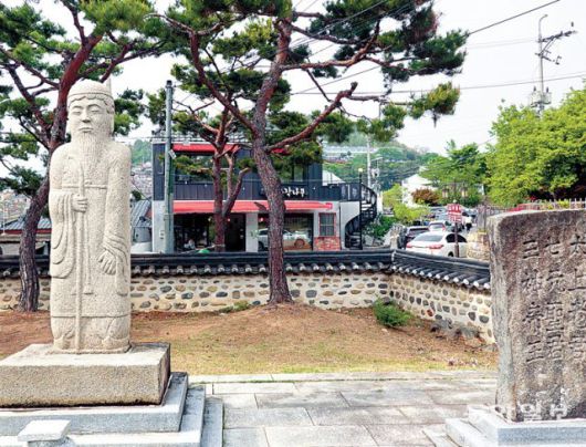 단군 임금과 우리나라 역대 개국시조를 모신 천진궁 오른편에 세운 환웅상과 비석.