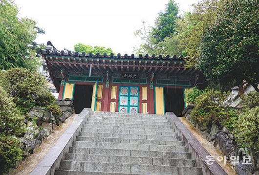 정절을 지키려다 숨진 아랑의 넋을 위로하는 아랑각.