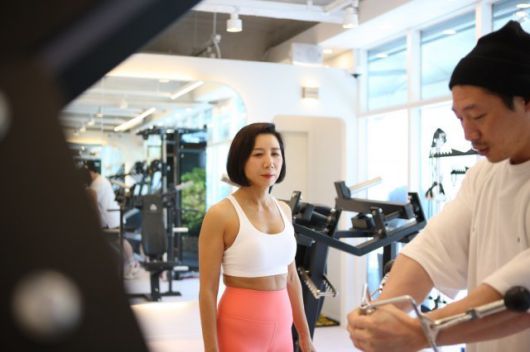 변여진 씨(왼쪽)가 보디빌더이자 트레이너인 아들 노희관 씨의 지도를 받고 있다. 변여진 씨 제공