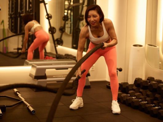 변여진 씨가 로프운동을 하고 있다. 로프를 아래 위로 일정 시간 흔드는 운동은 유산소운동이면서 상체와 코어 근육을 잡아준다. 변여진 씨 제공