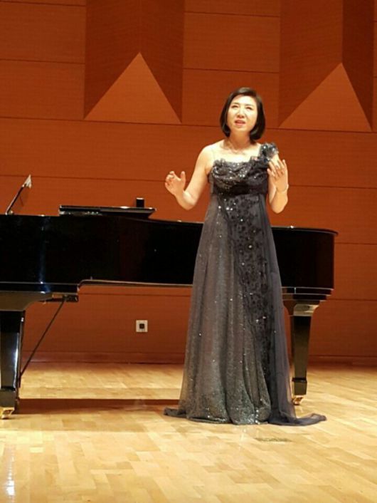 소프라노 변여진 씨가 음악회에서 노래를 부르고 있는 모습. 변여진 씨 제공