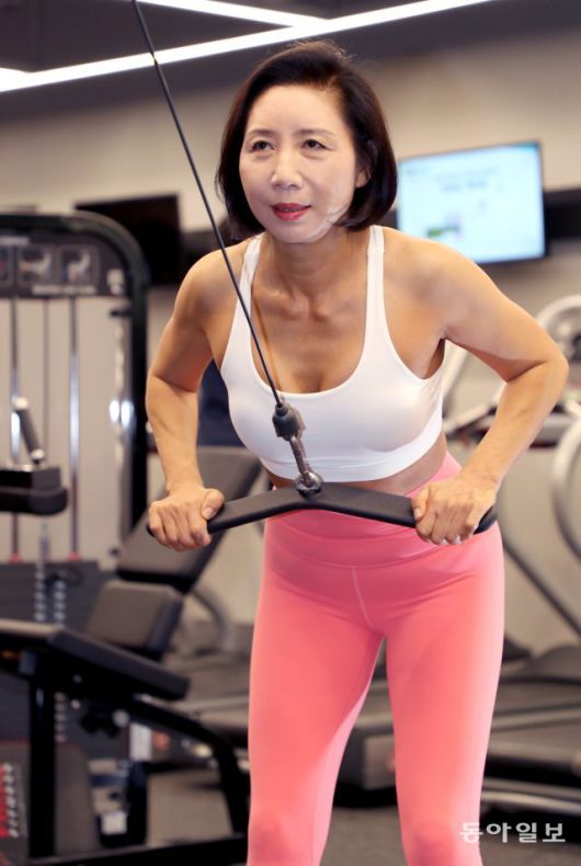 변여진 씨가 서울 중구 대한보디빌딩협회 코치아카데미에서 웨이트트레이닝을 하고 있다. 이훈구 기자 ufo@donga.com